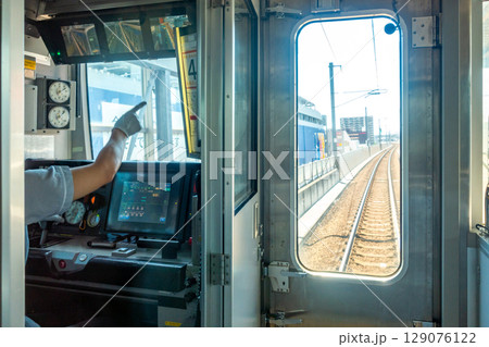 電車運転士　運転台　運転席　出発合図 129076122