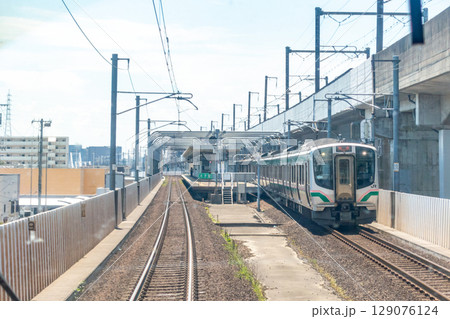 太子堂駅を出発するE721系電車 東北本線 線路敷き 太子堂駅を出発するE721系電車 東北本線 線路敷き 129076124