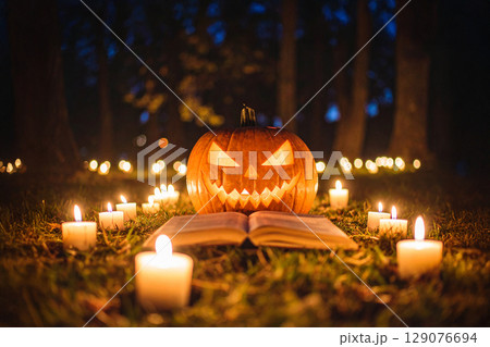 ハロウィンのかぼちゃと本 ハロウィンのかぼちゃと本 129076694