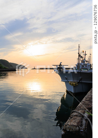 竹野温泉周辺の竹野川と船 竹野温泉周辺の竹野川と船 129076736