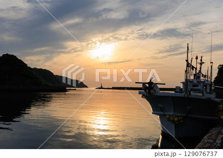 竹野温泉周辺の竹野川と船 竹野温泉周辺の竹野川と船 129076737