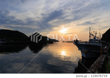 竹野温泉周辺の竹野川と船 129076739