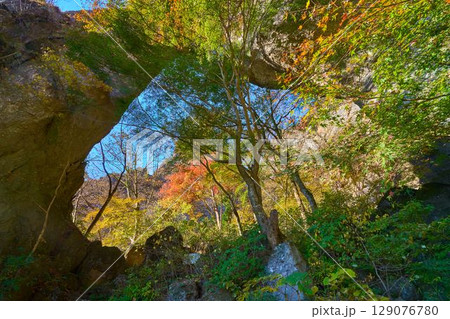秋の群馬県下仁田町の県立妙義公園のハイキングコースの第一石門を入口側から見る 秋の群馬県下仁田町の県立妙義公園のハイキングコースの第一石門を入口側から見る 129076780