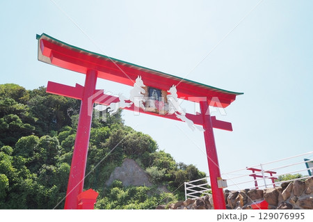 元乃隅神社の日本一入れにくい賽銭箱 元乃隅神社の日本一入れにくい賽銭箱 129076995