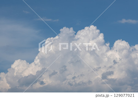 青空に浮かぶ白い雲 129077021