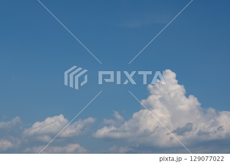 青空に浮かぶ白い雲 129077022