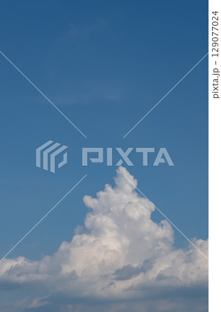 青空に浮かぶ白い雲 青空に浮かぶ白い雲 129077024
