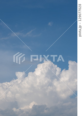 青空に浮かぶ白い雲 129077028