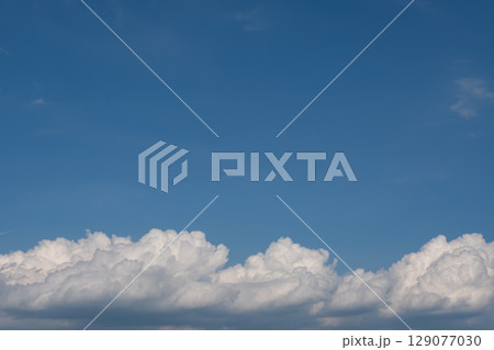 青空に浮かぶ白い雲 129077030