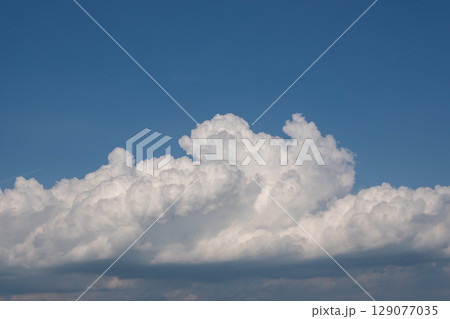 青空に浮かぶ白い雲 129077035