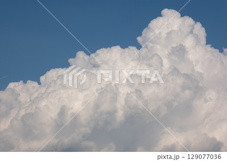 青空に浮かぶ白い雲 129077036