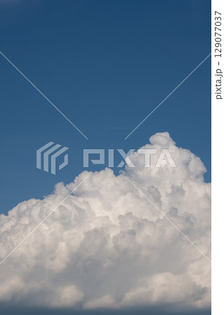 青空に浮かぶ白い雲 129077037