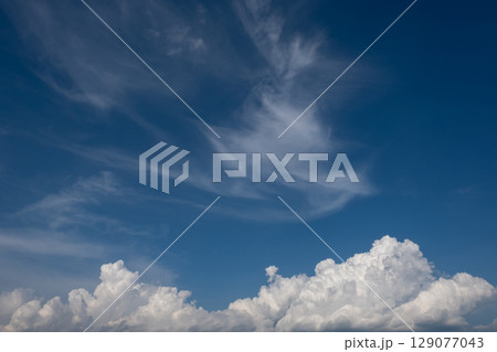 青空に浮かぶ白い雲 青空に浮かぶ白い雲 129077043