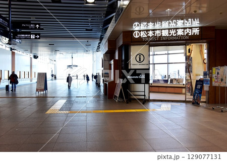長野県　JR松本駅の松本市観光案内所と東西連絡通路 129077131