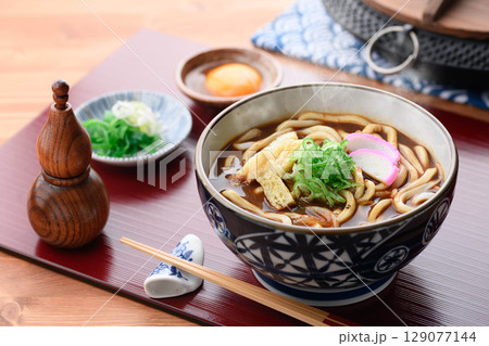 熱々カレーうどん 刻み揚げと蒲鉾をのせて 129077144