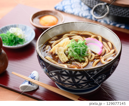 熱々カレーうどん 刻み揚げと蒲鉾をのせて 熱々カレーうどん 刻み揚げと蒲鉾をのせて 129077145