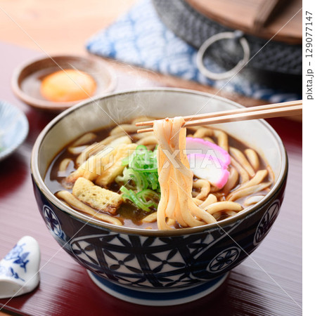 熱々カレーうどん 刻み揚げと蒲鉾をのせて 熱々カレーうどん 刻み揚げと蒲鉾をのせて 129077147