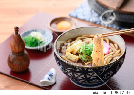 熱々カレーうどん 刻み揚げと蒲鉾をのせて 熱々カレーうどん 刻み揚げと蒲鉾をのせて 129077148