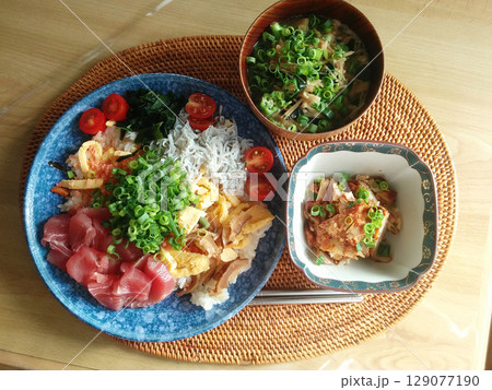 Chirashi sushi with seafoods / 海鮮ちらし寿司のランチセット 129077190