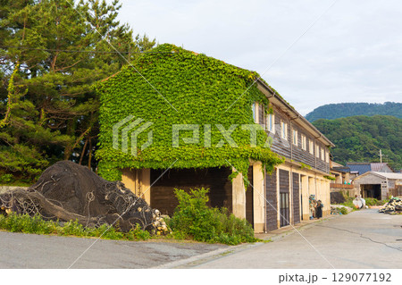 竹野温泉周辺の竹野川と街並み 129077192
