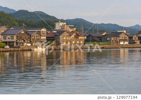 竹野温泉周辺の竹野川と街並み 竹野温泉周辺の竹野川と街並み 129077194