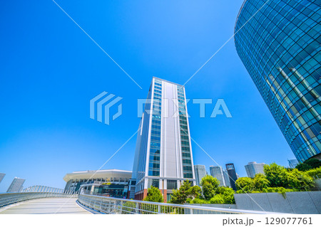 日本の横浜都市景観 7月。みなとみらいのKアリーナなどを望む＝令和7年7月23日 129077761