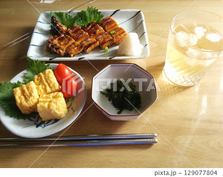 Grilled eel on the plate / うなぎの蒲焼(ひとり晩酌，一品料理，一皿料理) 129077804