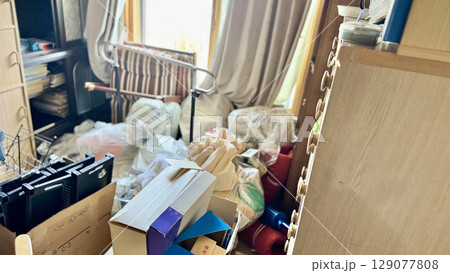 ゴミ袋が散乱した汚部屋 129077808