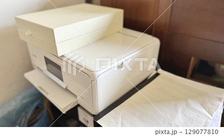片付け中の家庭用プリンター 129077810