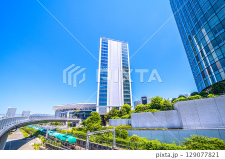 日本の横浜都市景観 7月。みなとみらいのKアリーナなどを望む＝令和7年7月23日 129077821