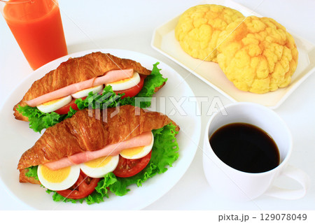 おいしそうなサンドイッチとコーヒー おいしそうなサンドイッチとコーヒー 129078049