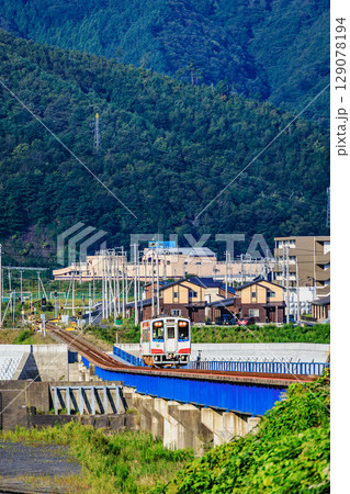 海を渡るローカル列車、三陸鉄道のある風景 海を渡るローカル列車、三陸鉄道のある風景 129078194