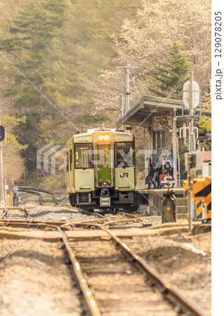 やわらかな春の空気と小海線の列車 やわらかな春の空気と小海線の列車 129078205