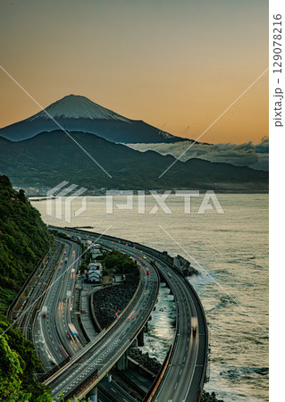 朝焼けに染まる薩埵峠と富士山の雄姿 129078216