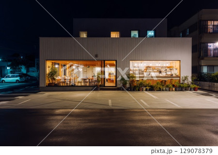 夜のカフェの外観 129078379