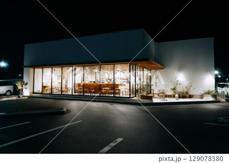 ライトアップされたおしゃれな店舗 129078380