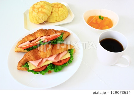 美味しそうなサンドイッチとコーヒー 129078634