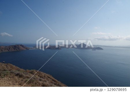 インドネシア　世界遺産コモド国立公園　パダール島 129078695