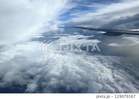 雲海を飛行 129079167