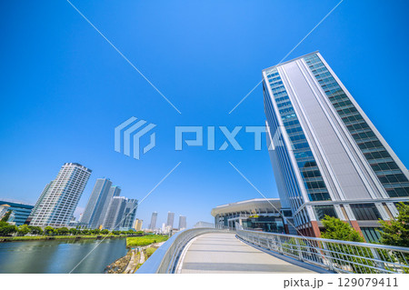 日本の横浜都市景観 みなとみらいのKアリーナなどを望む＝令和7年7月23日 129079411