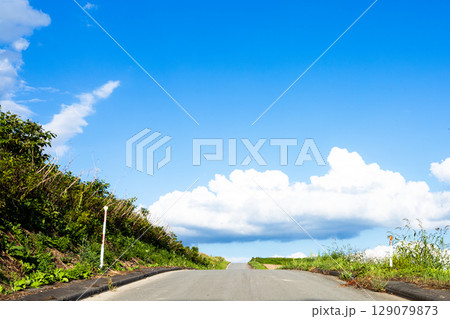 青空が広がる夏の北海道の爽やかな風景 129079873