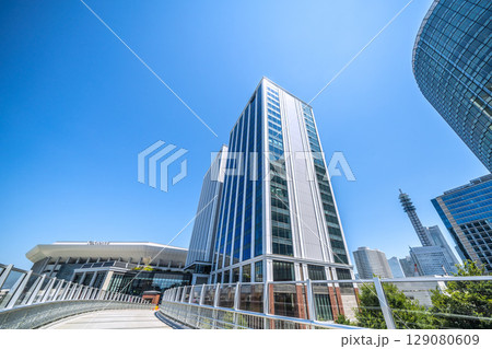 日本の横浜都市景観 みなとみらいのKアリーナや横浜ランドマークタワーなどを望む＝令和7年7月23日 129080609