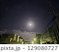 深夜月明かりの住宅街 129080727