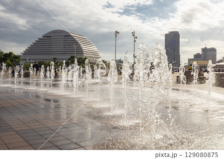 メリケンパークのキラキラした噴水 メリケンパークのキラキラした噴水 129080875