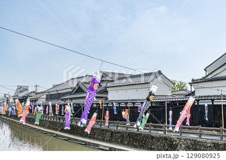 栃木県栃木市　巴波川周辺の「蔵の街」の風景と沢山の鯉のぼり 129080925