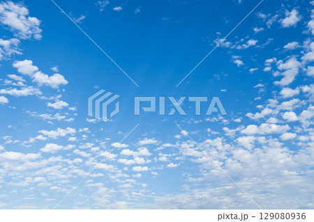 雲が浮かぶ青空 129080936