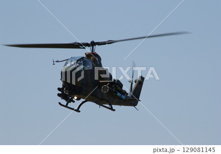 斜め前から見た攻撃用ヘリコプター 129081145