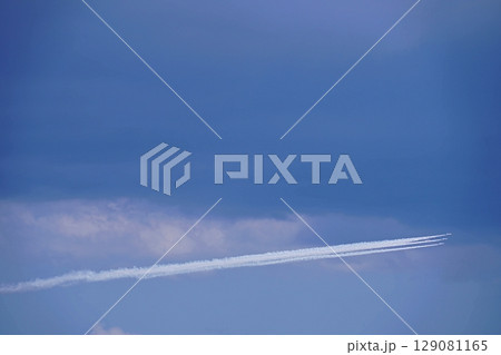 大阪 吹田市 入道雲とジェット機(ブルーインパルス)(枚方市付近上空、夏) 大阪 吹田市 入道雲とジェット機(ブルーインパルス)(枚方市付近上空、夏) 129081165