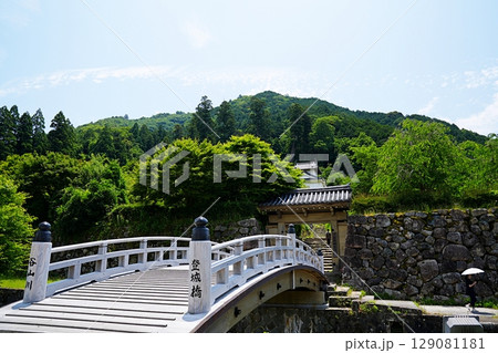 兵庫 出石 出石城 登城門・登城橋と有子山(初夏) 兵庫 出石 出石城 登城門・登城橋と有子山(初夏) 129081181