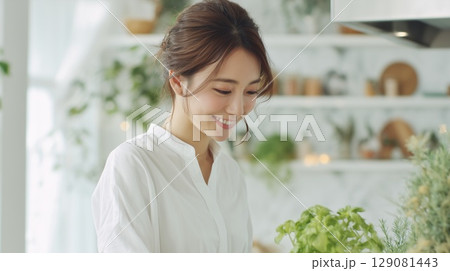 キッチンに立つ日本人女性 129081443
